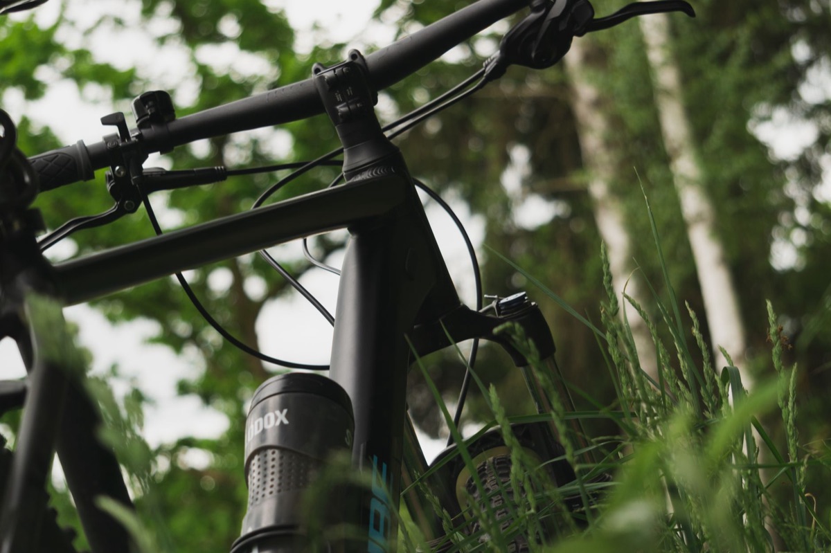 Mountain bike front end showing the handlebar, stem, headtube and fork.